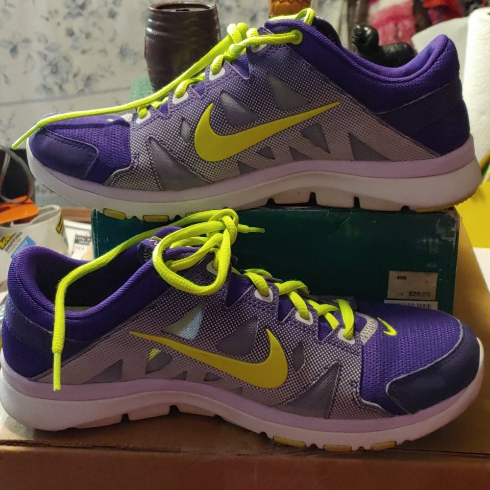 NIKE TRAINING SHOES SIZE 8